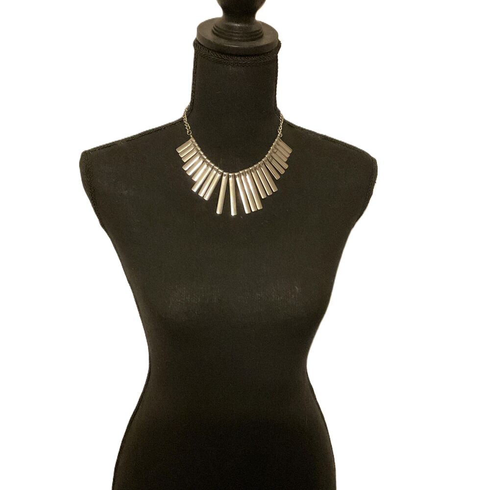 TrendyFashionJewelry Silver Metal Fan-Shaped Accents Necklace Size Unisex